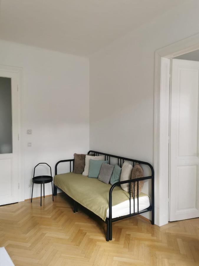 Central Mariahilfer Apartment 4 Min To The City Shopping Center And Schoenbrunn Palace Vienna Esterno foto