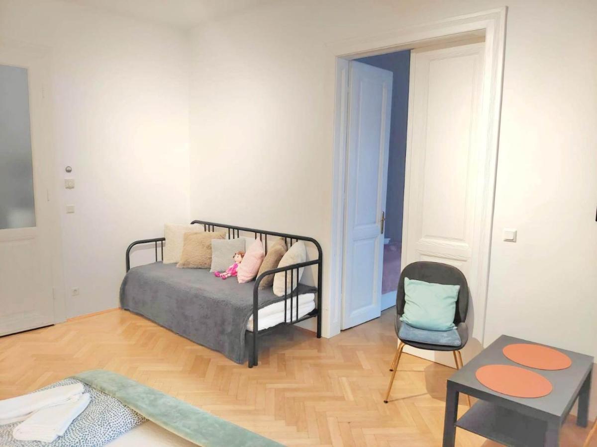 Central Mariahilfer Apartment 4 Min To The City Shopping Center And Schoenbrunn Palace Vienna Esterno foto